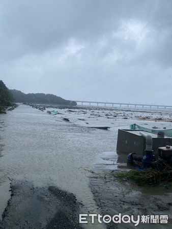 ▲▼西螺大橋下游高灘地農田基腳遭河川沖刷，形成「懸崖」景象             。（圖／記者王悉宇翻攝）