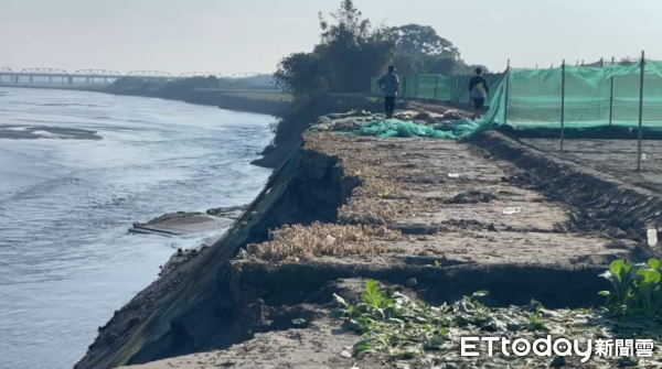 ▲▼西螺大橋下游高灘地農田基腳遭河川沖刷，形成「懸崖」景象             。（圖／記者王悉宇翻攝）