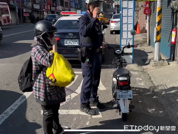 ▲印尼籍女移工騎乘的未宣掛號牌微電車，也遭警方取締。（圖／桃園警分局提供）