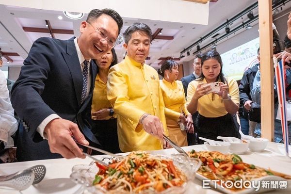 ▲▼蘇俊賓副市長與駐臺泰國經貿代表文那隆享用泰國美食。（圖／桃園市府新聞處提供）