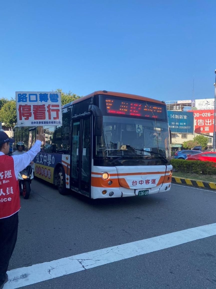 ▲▼公車司機路上進行指差確認。（圖／交通部提供）