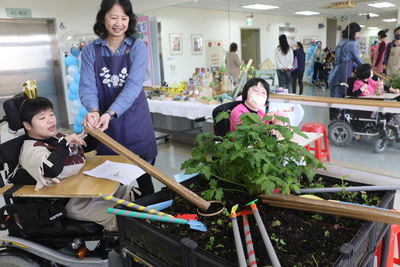 新北八里愛心教養院園藝 院生五感體驗生命美好