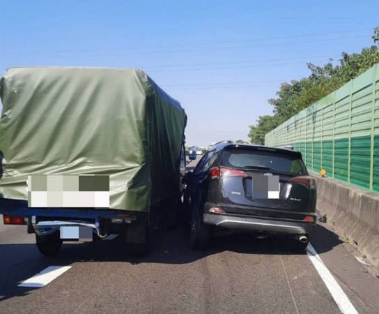 ▲國道小貨車變換車道不慎撞自小客，釀2傷車禍。（圖／國道警方提供）