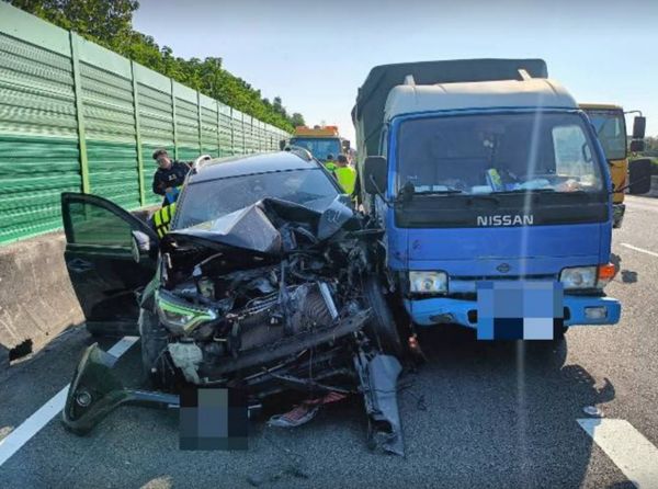 ▲國道小貨車變換車道不慎撞自小客，釀2傷車禍。（圖／國道警方提供）