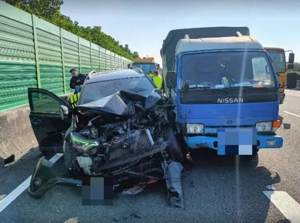 ▲國道小貨車變換車道不慎撞自小客，釀2傷車禍。（圖／國道警方提供）