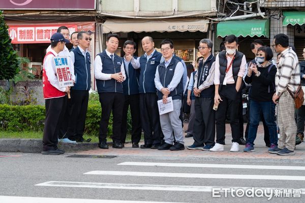 ▲▼交通部長陳世凱赴台中稽查大客車落實停讓情形，並發布「在遺憾之前，把路讓給人」宣導影片。（圖／交通部提供）