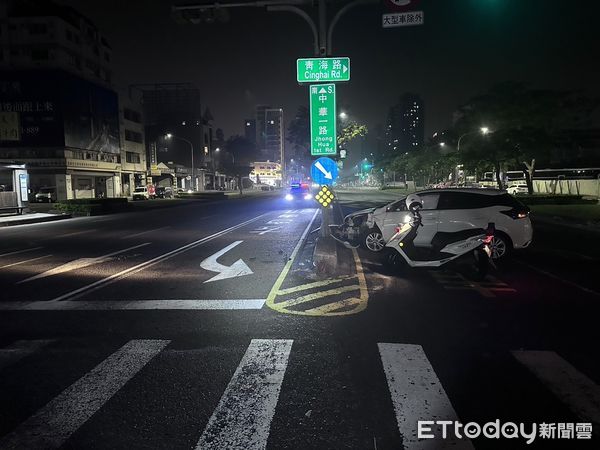 ▲▼高雄轎車深夜自撞分隔島！　駕駛闖禍後徒步逃逸竟失聯。（圖／記者賴文萱翻攝）