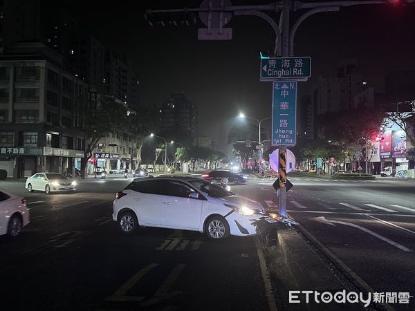 ▲▼高雄轎車深夜自撞分隔島！　駕駛闖禍後徒步逃逸竟失聯。（圖／記者賴文萱翻攝）