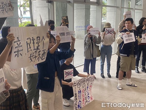 ▲▼陸生團到台大進行交流，台大學生舉牌喊口號。（圖／記者黃國霖攝）