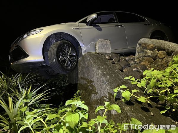 ▲▼「飛躍羚羊」紀政迷路，車身半懸空宜蘭河堤。（圖／記者游芳男翻攝，下同）