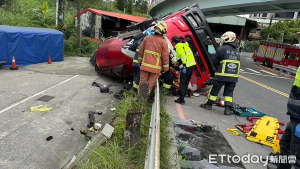 ▲汐止樟江大橋3日上午發生水泥車自撞護欄翻車意外。（圖／記者張君豪翻攝）