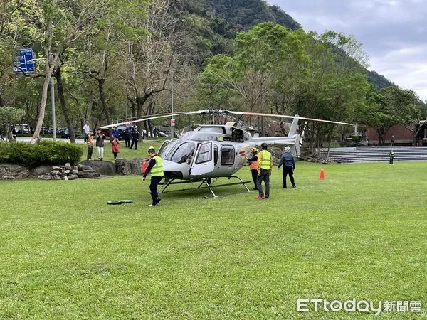 ▲▼太管處首次以直昇機吊掛載運木屑到南湖山屋供山友在生態廁所使用。（圖／太管處提供，下同）