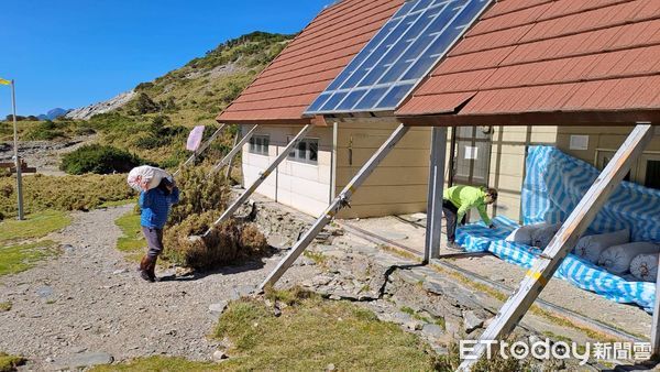 ▲▼太管處首次以直昇機吊掛載運木屑到南湖山屋供山友在生態廁所使用。（圖／太管處提供，下同）