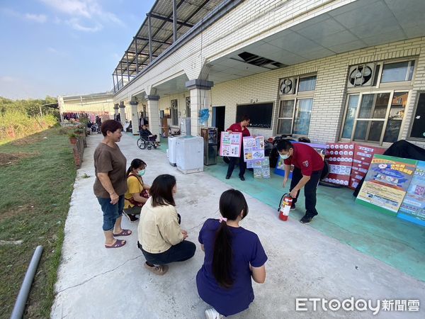 ▲台南市消防局第一大隊東山分隊於3日至濟安護理之家，辦理避難弱者場所踏勘及防火宣導，強化長照安養場所員工初期應變能力。（圖／記者林東良翻攝，下同）