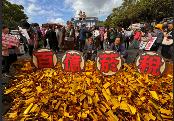 ▲▼民眾不滿調整賦稅補健保財源，1200人上街頭怒吼。（圖／CLEAN AIR大聯盟提供）