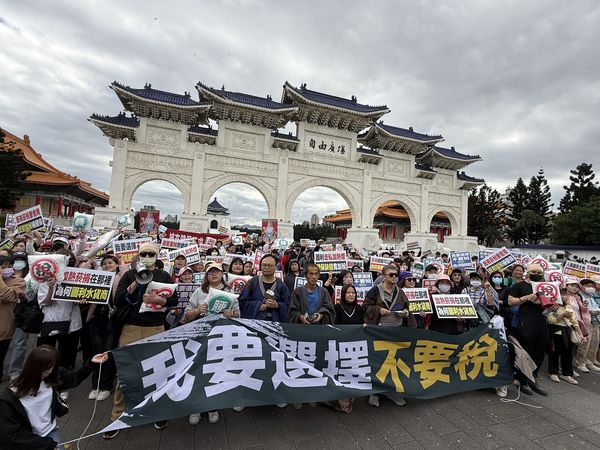 ▲▼民眾不滿調整賦稅補健保財源，1200人上街頭怒吼。（圖／CLEAN AIR大聯盟提供）