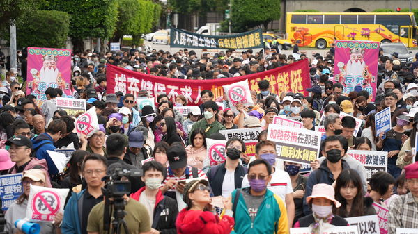 ▲▼民眾不滿調整賦稅補健保財源，1200人上街頭怒吼。（圖／CLEAN AIR大聯盟提供）