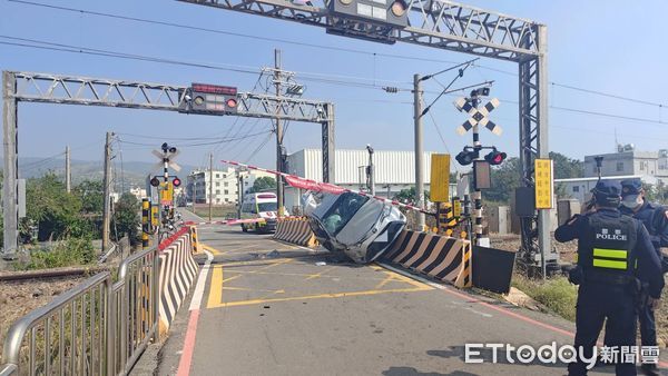 ▲▼太離譜了！台中21歲嫩妹平交道自撞　整輛車斜卡鐵軌旁。（圖／記者許權毅翻攝）