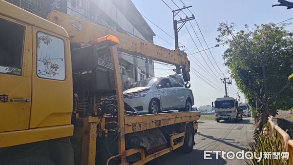 ▲▼太離譜了！台中21歲嫩妹平交道自撞　整輛車斜卡鐵軌旁。（圖／記者許權毅翻攝）