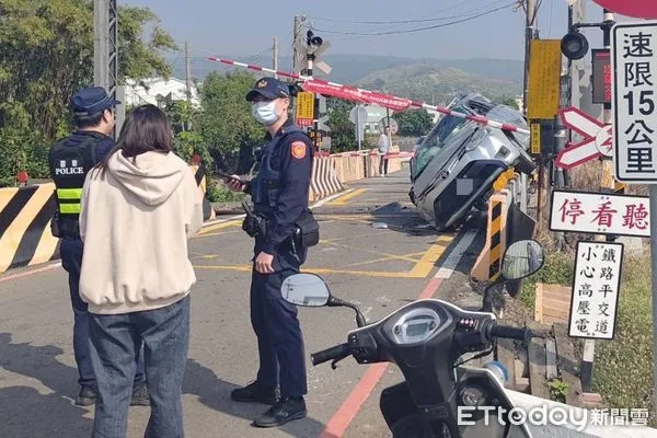 ▲▼太離譜了！台中21歲嫩妹平交道自撞　整輛車斜卡鐵軌旁。（圖／記者許權毅翻攝）