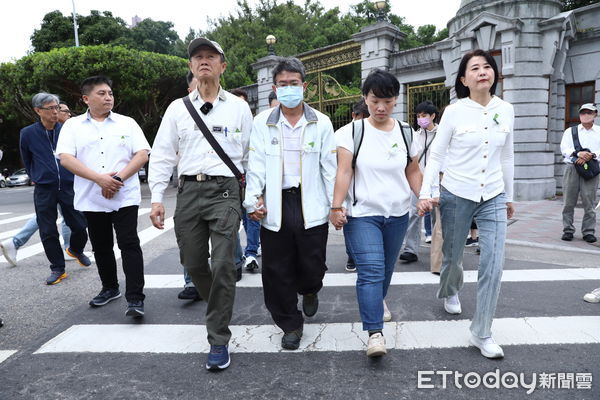 ▲受害者家屬出席「追思白玫瑰」活動，並前往司法院遞交陳情書。（圖／記者林敬旻攝）