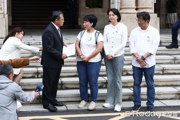 ▲「追思白玫瑰」受害者家屬前往司法院遞交陳情書，由刑事廳廳長李釱任受理。（圖／記者林敬旻攝）