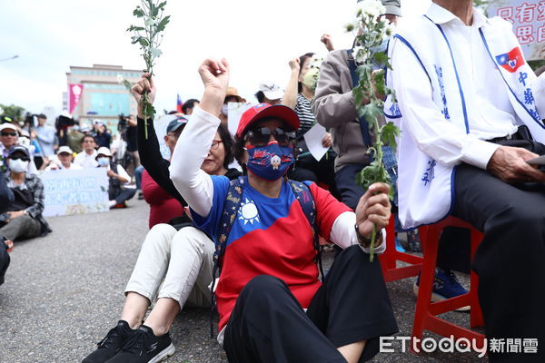 ▲民眾出席「追思白玫瑰」活動，聲援受害者家屬。（圖／記者林敬旻攝）