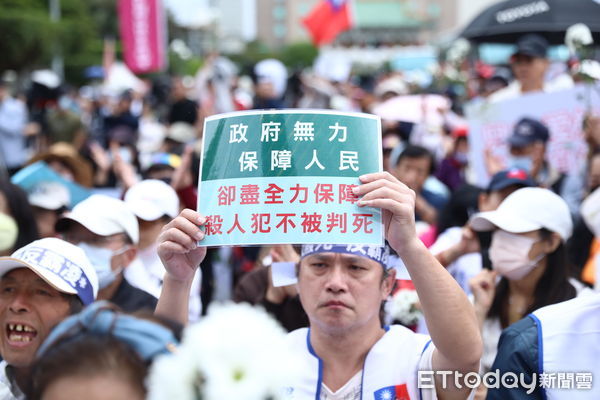 ▲民眾出席「追思白玫瑰」活動，聲援受害者家屬。（圖／記者林敬旻攝）