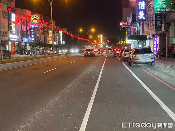 ▲▼水泥車司機喊「誤觸」尖銳碎石狂掉6km！業者沿路洗街。（圖／記者許權毅翻攝）