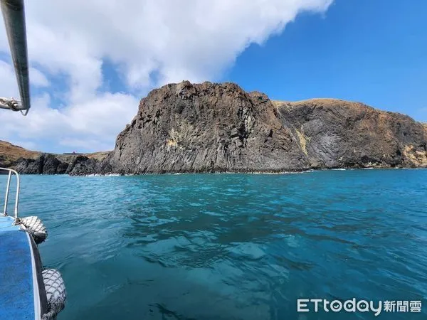 ▲高雄釣客3日清晨於望安鄉嶼坪後山海邊峭壁釣魚不慎落海，送醫宣告不治。（圖／記者陳洋翻攝）