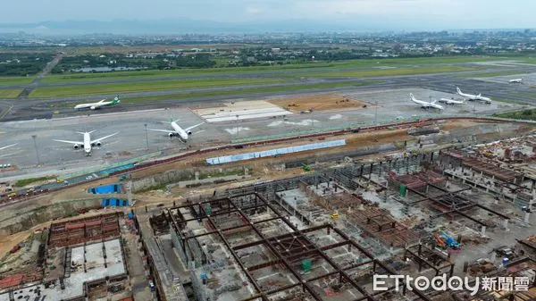 ▲▼桃園機場第三航廈機坪工程兼顧營運及航空保安，克服施工腹地及進出動線限制等挑戰。（圖／桃機公司提供）