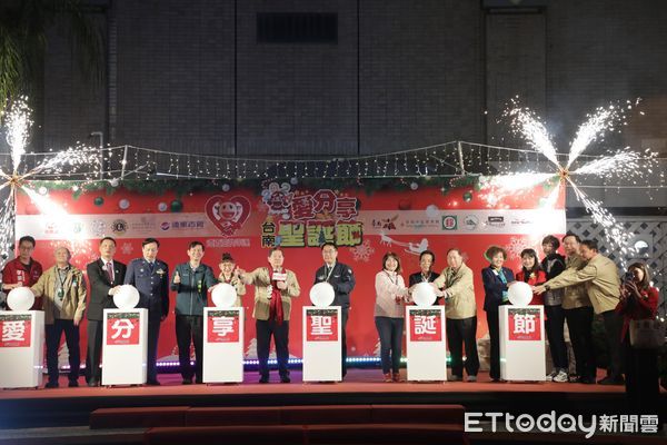 ▲台南大遠百3日晚上舉行「2024愛分享」聖誕公益點燈儀式，傳遞祝福及喜樂，市長黃偉哲偕同夫人劉育菁共同出席，見證公益贈鞋儀式。（圖／記者林東良翻攝，下同）