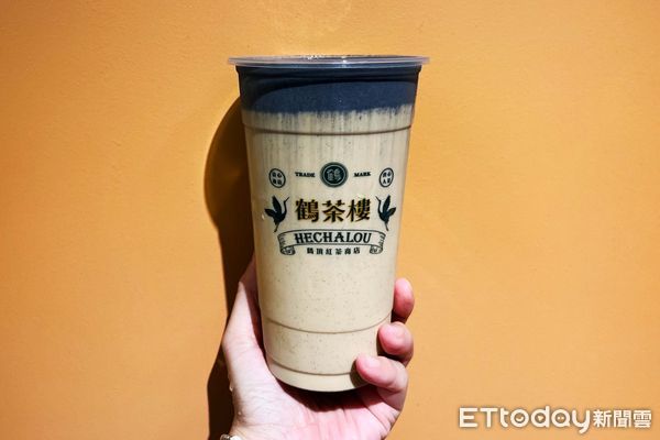 ▲▼鶴茶樓推出季節限定「芝麻糊奶蓋」。（圖／鶴茶樓 Hechaloutea提供）