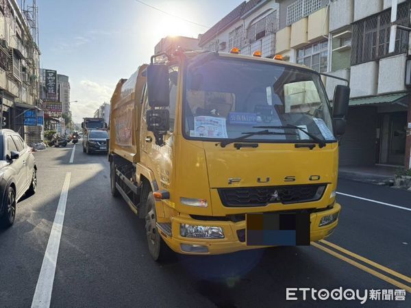 ▲枋山鄉公所垃圾車在恆春發生交通事故             。（圖／記者陳崑福翻攝）