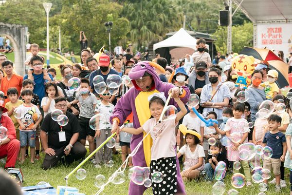 ▲▼高雄出現「巨型香蕉」跟火車一樣大！哈瑪星園區香蕉派對登場。（圖／高雄市政府文化局）