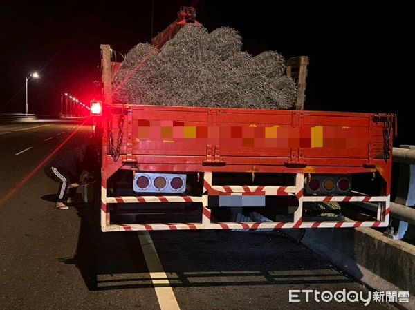 ▲車輛故障員警協助排除。（圖／記者楊漢聲翻攝）