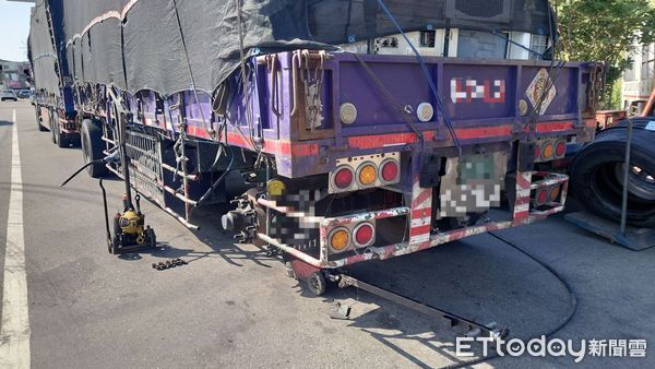 ▲國道3號苗栗通霄段發生聯結車爆胎後，破損胎皮擊中後方轎車事故。（圖／記者楊永盛翻攝）