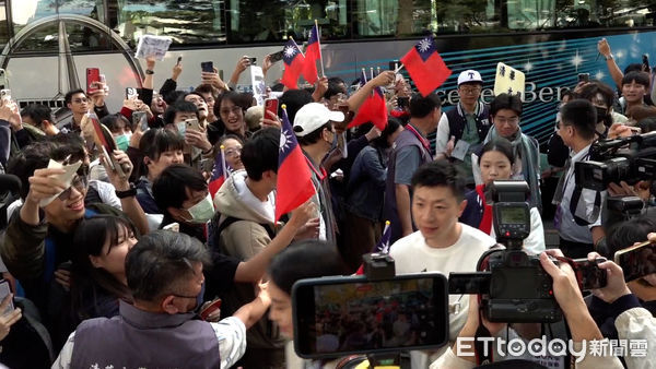 ▲▼清大學生校門口唱「台灣尚勇」迎陸生團。（圖／記者黃國霖攝）