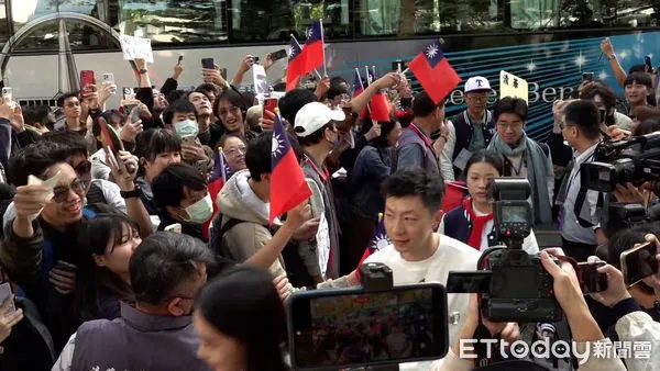 ▲▼清大學生校門口唱「台灣尚勇」迎陸生團。（圖／記者黃國霖攝）