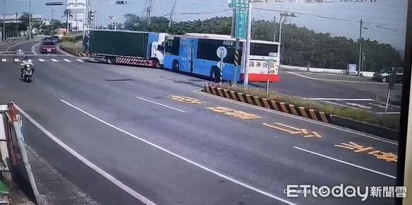 ▲▼沒禮讓直行車！高雄大貨車左轉猛撞公車　2乘客、司機受傷送醫。（圖／記者賴文萱翻攝）