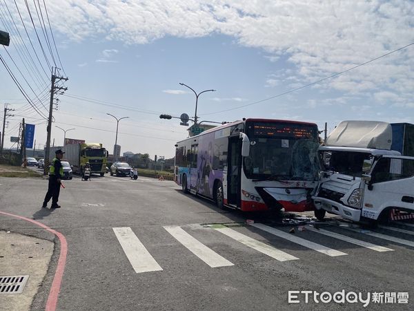 ▲▼沒禮讓直行車！高雄大貨車左轉猛撞公車　2乘客、司機受傷送醫。（圖／記者賴文萱翻攝）