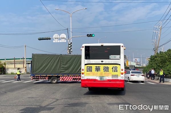 ▲▼沒禮讓直行車！高雄大貨車左轉猛撞公車　2乘客、司機受傷送醫。（圖／記者賴文萱翻攝）