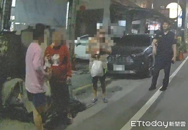 ▲東港警分局崁頂分駐所所長蔡曜陽、警員蔡閔傑助3身障人士順利返家            。（圖／記者陳崑福翻攝）