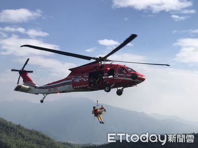高雄女美濃登山滑倒「腳踝骨折」 空勤總隊直升機吊掛送醫