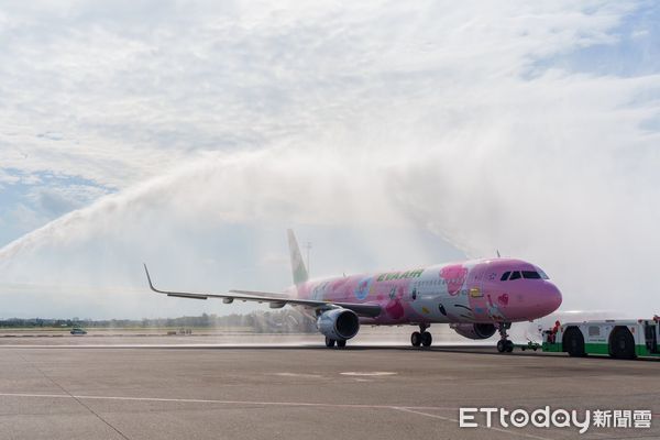 ▲▼長榮航空與三麗鷗公司合作第二架Hello Kitty彩繪機「粉萌機」，全機身以粉紅色為主色調，即日起飛航台北-仙台航線。（圖／長榮航空提供）