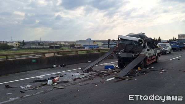 ▲台61嚴重車禍，目前已知造成1死3傷。（圖／記者沈繼昌翻攝，下同）