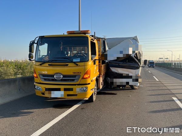 ▲西濱北上174.7K大貨車撞緩撞車釀2傷。（圖／記者唐詠絮翻攝）