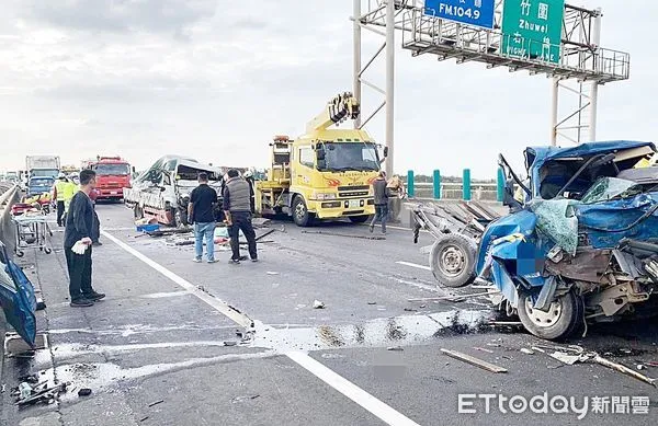 ▲台61線北向21.3K桃園市大園段今天下午發生3車追撞事故，現場一片狼藉，警消到場處理。（圖／記者沈繼昌翻攝）