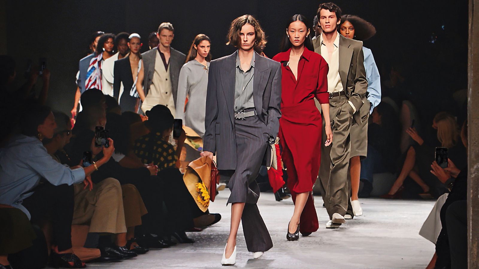 2025春夏大秀，BOTTEGA VENETA在一貫的時髦俐落中，暗藏不少童趣感。