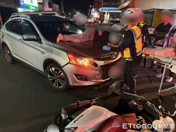 ▲苗栗縣後龍鎮市區路口發生轎車和機車碰撞，女騎士彈飛轎車引擎蓋上。（圖／記者楊永盛翻攝）